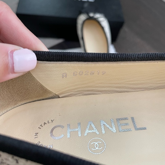 Authentic CHANEL Flats - Picture 2 of 7
